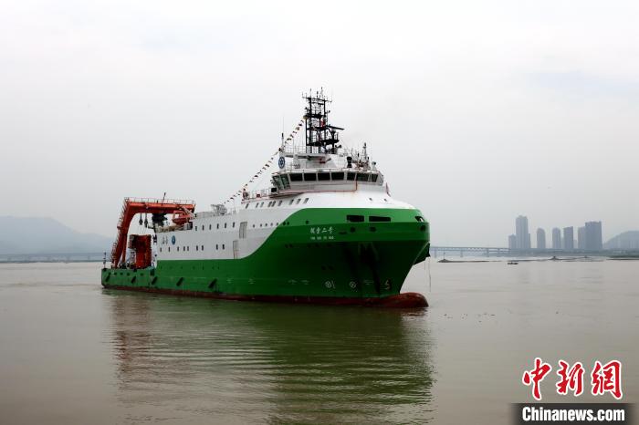 圖為“探索二號(hào)”科考船?！堑ぜt 攝
