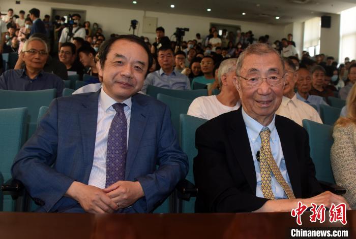 高能論壇開(kāi)始前，丁肇中先生(右)與主持論壇的中科院高能所所長(zhǎng)王貽芳院士合影?！?lt;a target='_blank' href='/'><p  align=