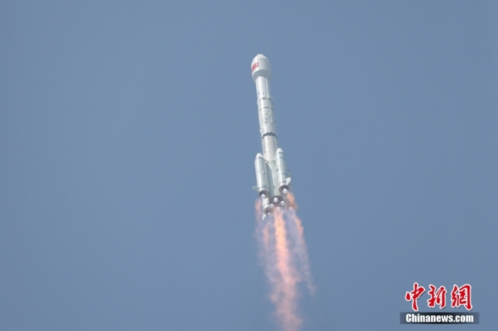 5月17日10時(shí)49分，我國(guó)在西昌衛(wèi)星發(fā)射中心用長(zhǎng)征三號(hào)乙運(yùn)載火箭，成功發(fā)射第五十六顆北斗導(dǎo)航衛(wèi)星。該衛(wèi)星屬地球靜止軌道衛(wèi)星，是我國(guó)北斗三號(hào)工程的首顆備份衛(wèi)星。入軌并完成在軌測(cè)試后，將接入北斗衛(wèi)星導(dǎo)航系統(tǒng)。此次發(fā)射是北斗三號(hào)工程高密度組網(wǎng)之后，時(shí)隔3年的首發(fā)任務(wù)。朱磊 攝