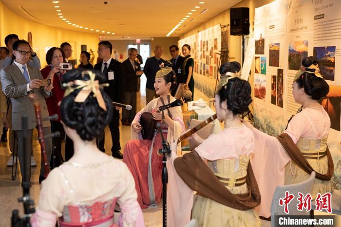 當(dāng)?shù)貢r(shí)間5月19日，中國常駐聯(lián)合國代表團(tuán)、中國文化和旅游部、泉州市人民政府在紐約聯(lián)合國總部聯(lián)合舉辦“茶和天下·雅集”主題展覽和招待會。圖為展覽現(xiàn)場泉州南音表演。 <a target='_blank' href='/' _fcksavedurl='/'><p  align=