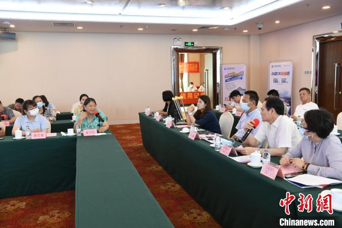 圖為中國銀行廣西分行代表在回應桂林歸義生態(tài)農(nóng)業(yè)有限公司總經(jīng)理夏月紅的貸款需求?！∈Y雪林 攝