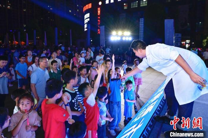 2023年鷹潭市“好奇心”科普節(jié)吸引了不少孩子踴躍參與?！≈鬓k方 供圖