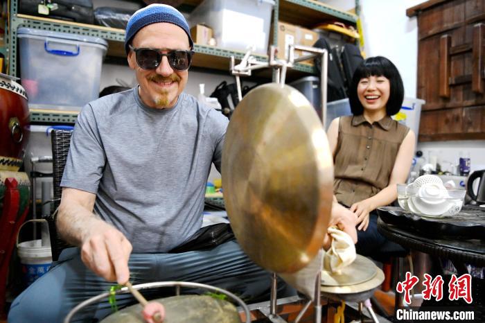 代表團成員在漳州木偶表演館開展文化藝術(shù)交流活動?！埥鸫?攝