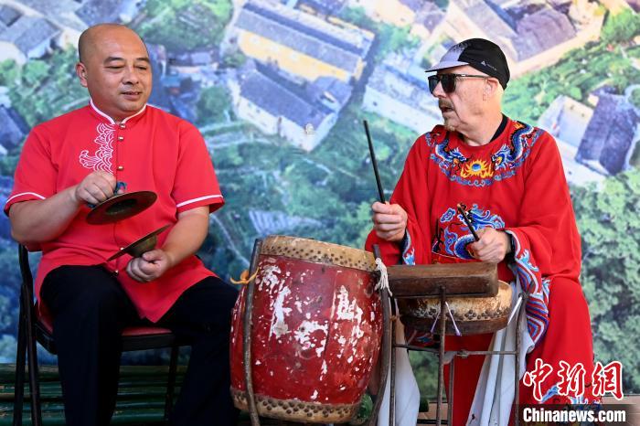 代表團成員在漳州市南靖縣與當?shù)孛耖g樂隊臨時組隊?！埥鸫?攝