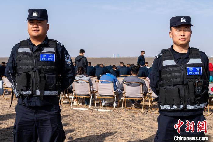 圖為承擔(dān)神舟十六號(hào)載人飛船安保任務(wù)的移民管理警察?！∨ｖ?攝