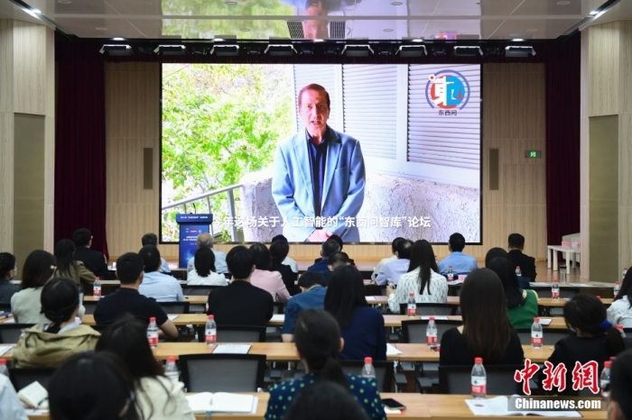5月30日，<a target='_blank' href='/'>中新社</a>第二屆“東西問智庫”主題論壇在北京舉行，多位中外專家圍繞“AI革命與文明進(jìn)化”展開討論。圖為美國(guó)加州理工學(xué)院電氣工程和計(jì)算機(jī)科學(xué)教授、人工智能專家亞瑟·阿布-穆斯塔法通過視頻在論壇上作主旨演講。<a target='_blank' href='/'>中新社</a>記者 田雨昊 攝