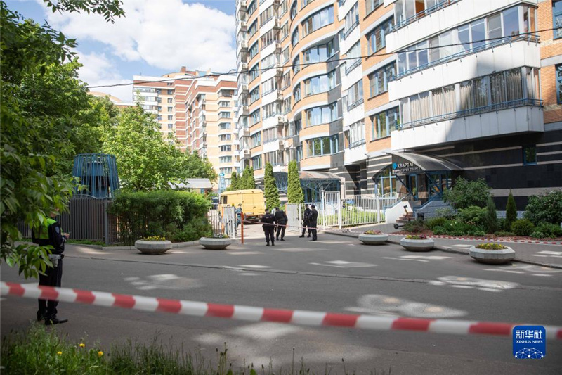 5月30日，警察在俄羅斯首都莫斯科的樓房遭襲現(xiàn)場警戒。新華社記者白雪騏攝