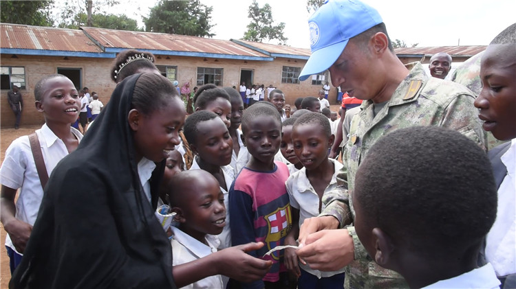 孩子們迎接維和官兵的到來。王錦偉攝