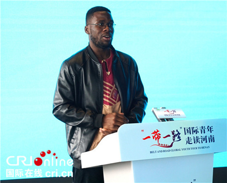 國際青年代表奕曉龍發(fā)言。賈親親 攝