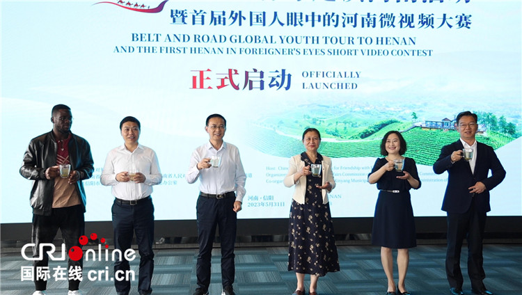 與會嘉賓共同舉杯啟動活動。賈親親 攝