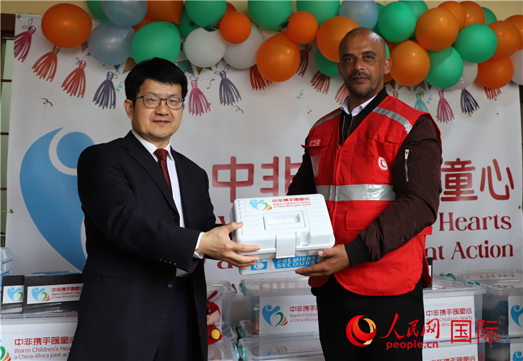 李健大使向孤兒院負(fù)責(zé)人移交捐贈(zèng)物資。人民網(wǎng)記者 王傳寶攝