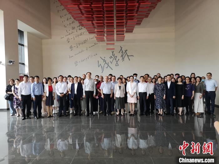 上海僑界人士參觀上海交通大學(xué)錢學(xué)森圖書館。　范宇斌 攝