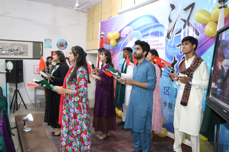 “漢語橋”世界大學(xué)生中文比賽卡拉奇賽區(qū)決賽現(xiàn)場，參賽選手共同演唱中文歌曲?？ɡ娲髮W(xué)孔子學(xué)院供圖