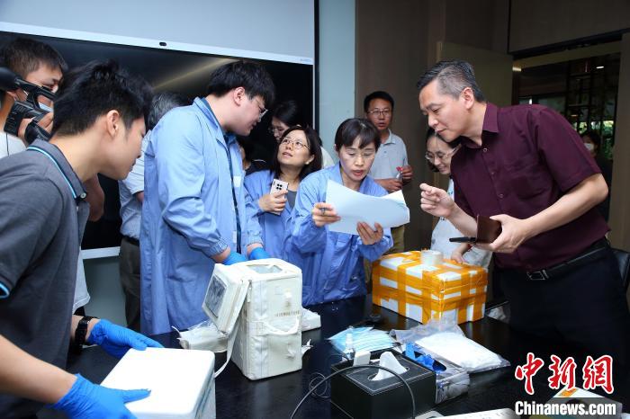 科研人員清點(diǎn)、查看隨神舟十五號(hào)返回地面的空間科學(xué)實(shí)驗(yàn)樣品?！≈锌圃嚎臻g應(yīng)用中心 供圖