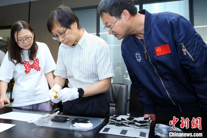 科研人員查看隨神舟十五號(hào)返回地面的空間科學(xué)實(shí)驗(yàn)樣品?！≈锌圃嚎臻g應(yīng)用中心 供圖