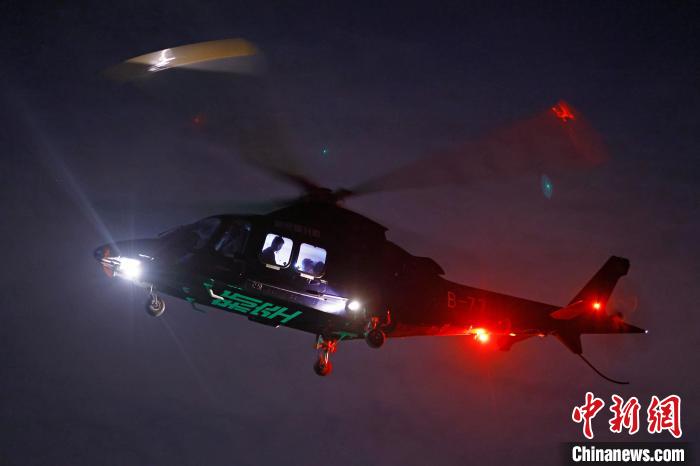 6月3日晚，游客乘坐上海新空直升機(jī)有限公司直升機(jī)開啟鳥瞰黃浦江空中圓夢之旅?！∫罅⑶?攝