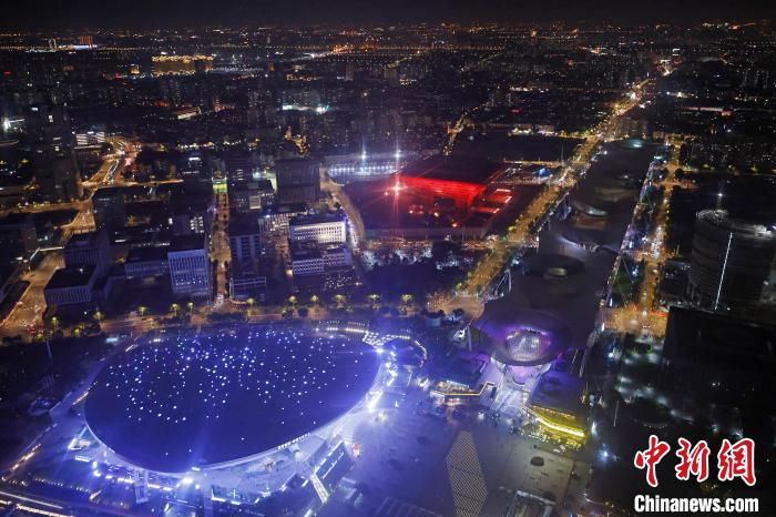 6月3日晚，鳥瞰上海黃浦江兩岸城市夜景?！∫罅⑶?攝