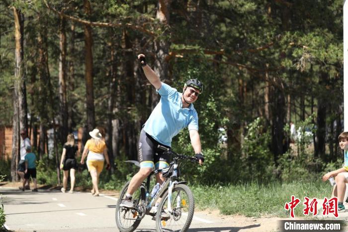 當(dāng)?shù)貢r間4日，哈外交部副部長羅曼·瓦西連科在騎行活動中?！喰琶貢幑﹫D