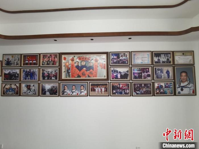 家中的照片墻上，新增了費(fèi)俊龍此次飛天的照片。　鐘升 攝