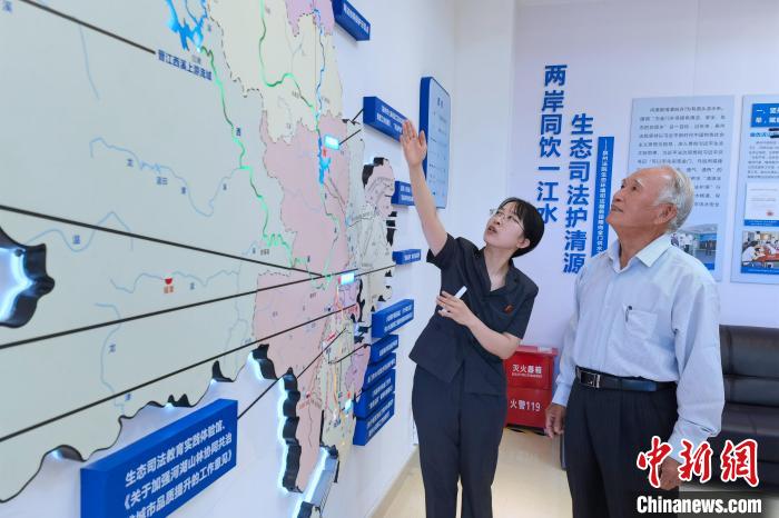 金門同胞參觀金門供水水源生態(tài)司法保護(hù)基地?!O虹 攝