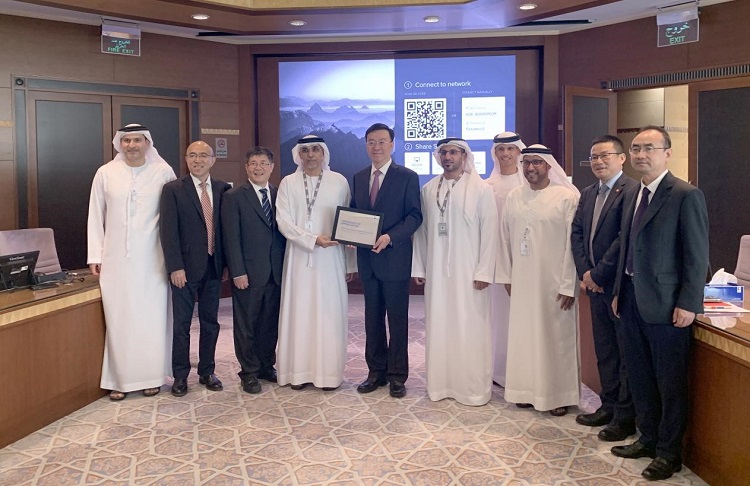 圖為阿布扎比陸上石油公司代表向中企頒發(fā)6600萬安全工時(shí)證書。中國石油工程建設(shè)有限公司供圖