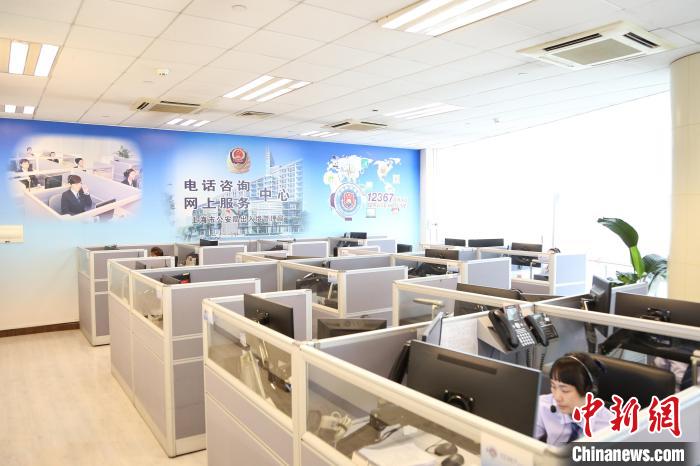 警方表示，自2023年1月9日至5月31日，上海出入境12367服務(wù)平臺(tái)還累計(jì)接處來(lái)電超15萬(wàn)通?！∩虾Ｊ泄簿止﹫D