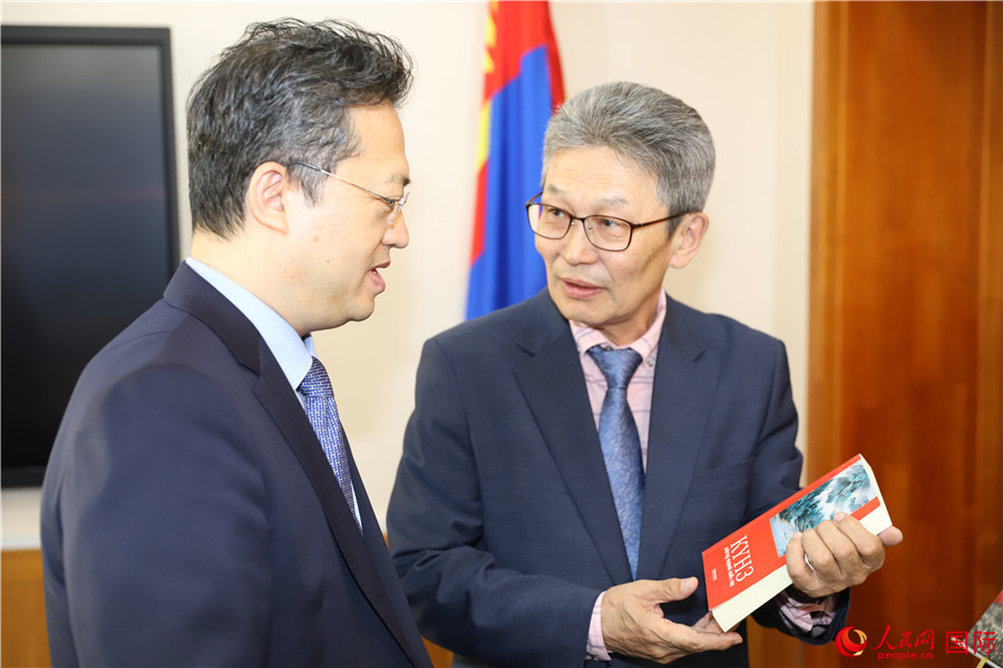 其米德策耶（右一）向李峙介紹翻譯成果。人民網(wǎng)記者 霍文攝