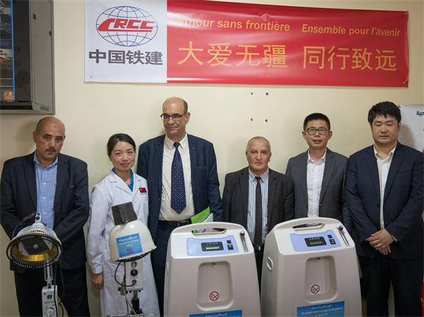 中國鐵建阿爾及利亞公司向當(dāng)?shù)蒯t(yī)院捐贈醫(yī)療物資。鐵建國際供圖