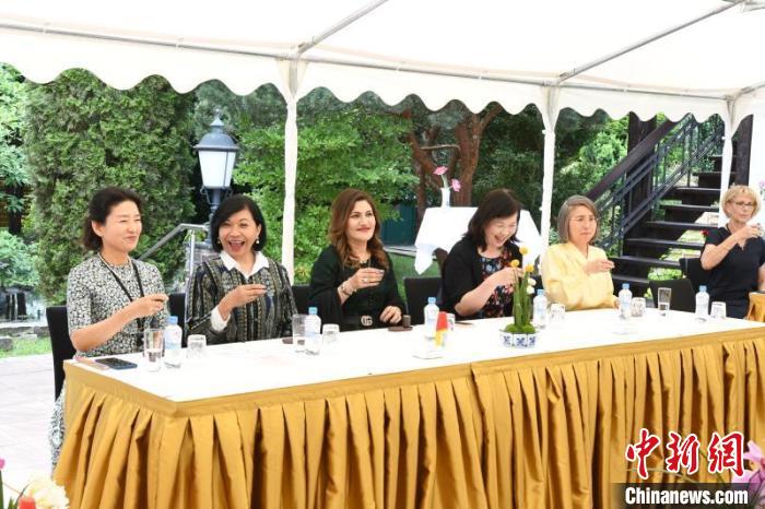 圖為嘉賓品味烏龍茶?！“亓种袊幕行墓﹫D。