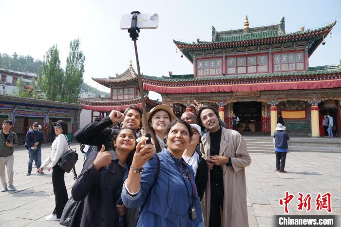 圖為外國記者在塔爾寺合影?！●R銘言 攝