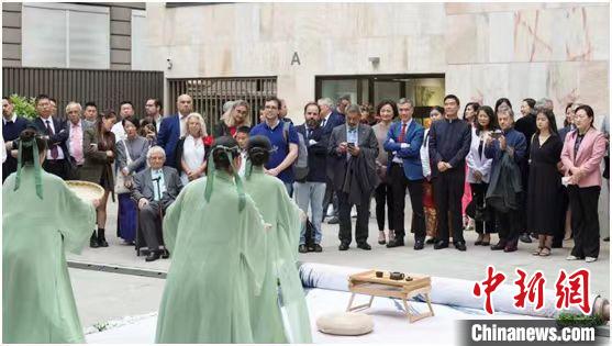 嘉賓觀看茶舞表演?！⌒抨?yáng)市委宣傳部供圖