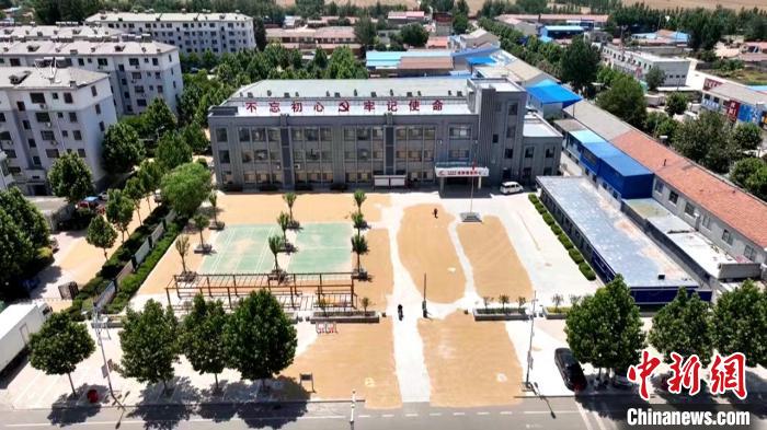 德州陵城區(qū)開放1297處鎮(zhèn)村公共場地，緩解農民曬糧難題?！×瓿菂^(qū)委宣傳部供圖