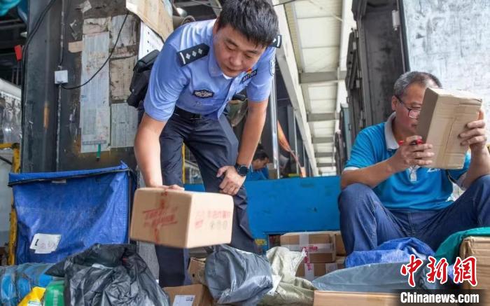 肥東縣公安局針對劇毒化學(xué)品和易制爆危險化學(xué)品生產(chǎn)企業(yè)開展安全檢查工作?！『戏示焦﹫D