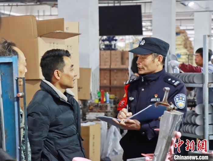 3月30日，大興派出所民警來到轄區(qū)中小企業(yè)，開展“為民為企為項目”走訪活動?！『戏示焦﹫D