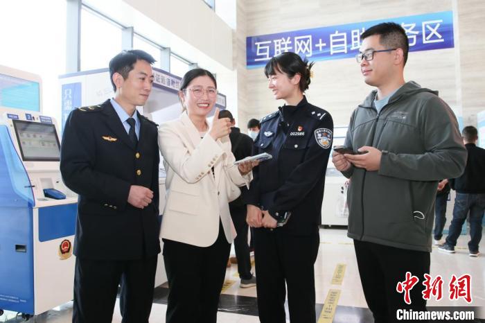 4月10日，安徽合肥，一家運輸企業(yè)負(fù)責(zé)人在工作人員的指導(dǎo)下，使用小程序辦理車管業(yè)務(wù)?！『戏示焦﹫D