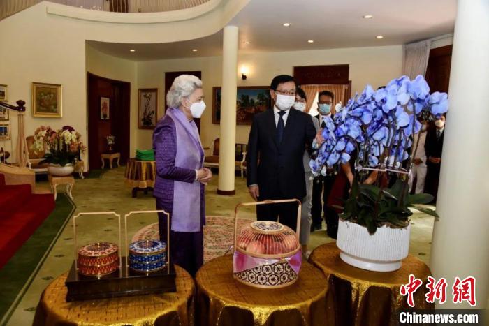 王文天大使介紹中國(guó)傳統(tǒng)工藝品及云南的蘭花和鮮果。　中國(guó)駐柬埔寨大使館微信公眾號(hào) 攝