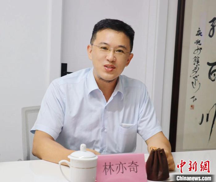 臺灣創(chuàng)新聯(lián)合建筑協(xié)會理事長林亦奇講述設(shè)立驛站愿景?！窃式?攝