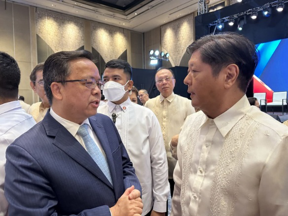 黃溪連大使與菲律賓總統(tǒng)馬科斯在會場上交談。中國駐菲律賓大使館供圖