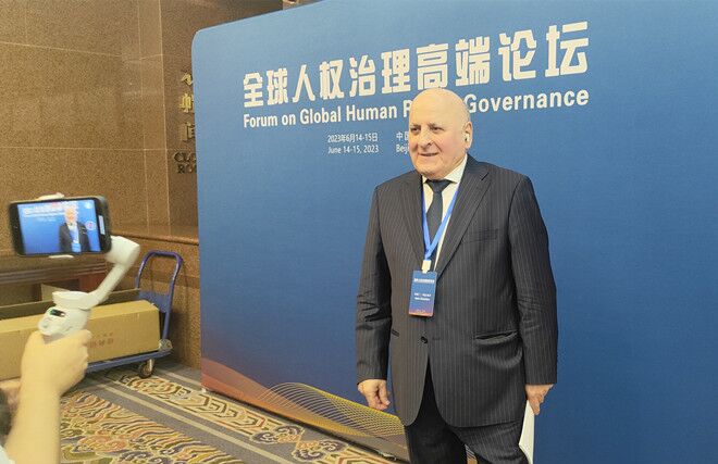 聯(lián)合國經(jīng)濟、社會及文化權(quán)利委員會副主席兼報告員、莫斯科國際關(guān)系學(xué)院國際法系主任阿斯蘭·阿巴希澤接受人民網(wǎng)記者采訪。圖片來源：視頻截圖