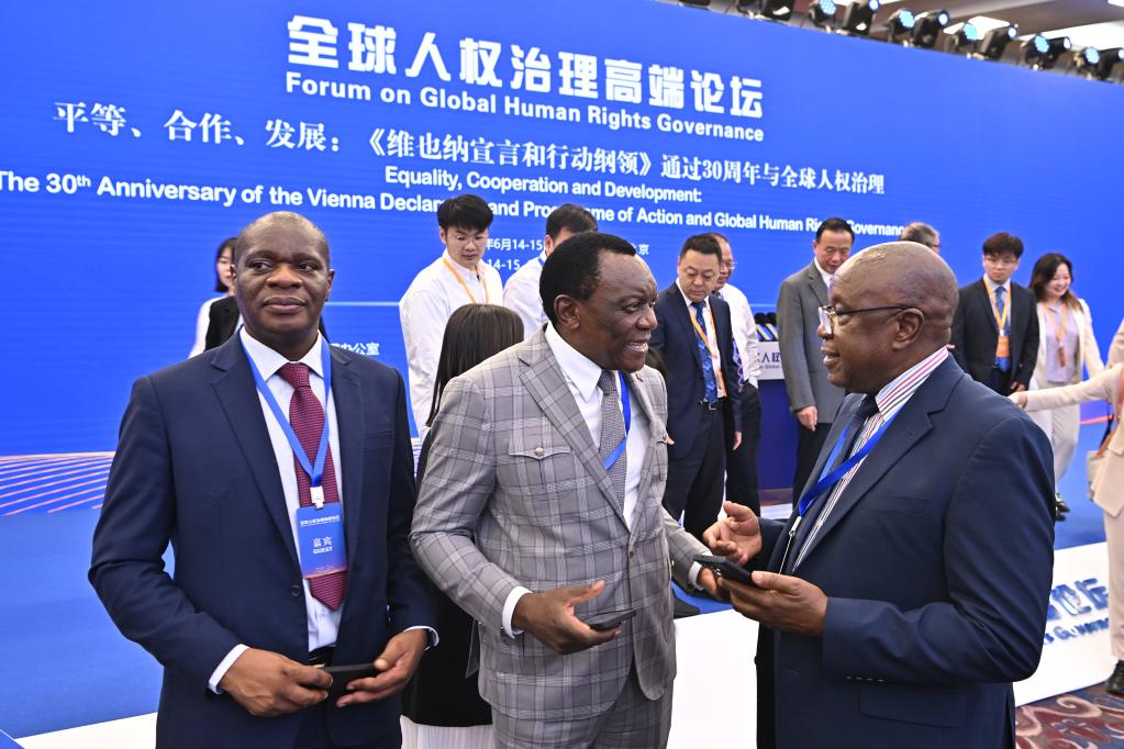 6月14日，與會者在論壇現(xiàn)場交流。新華社記者 李鑫 攝