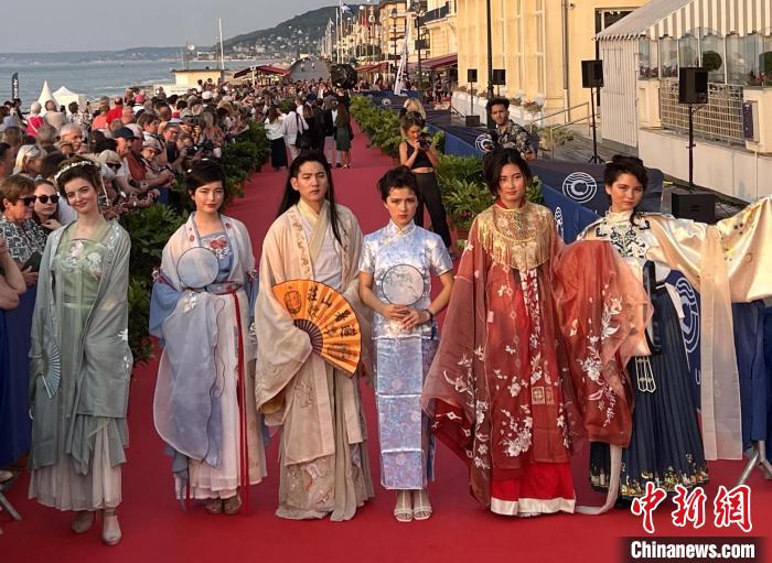 當(dāng)?shù)貢r(shí)間6月16日，2023年卡布爾電影節(jié)中國(guó)日活動(dòng)舉行?！≈鬓k方供圖