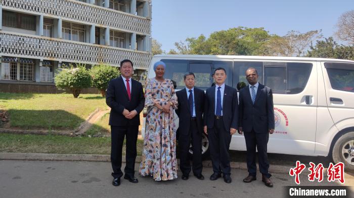 捐贈(zèng)儀式現(xiàn)場(chǎng)?！∈茉L者供圖