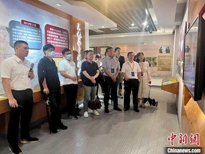 與會(huì)人員在后陳村走訪?！《做?攝