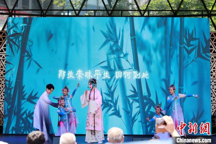 開幕式上舞臺(tái)展演之一《水舞昆韻》。