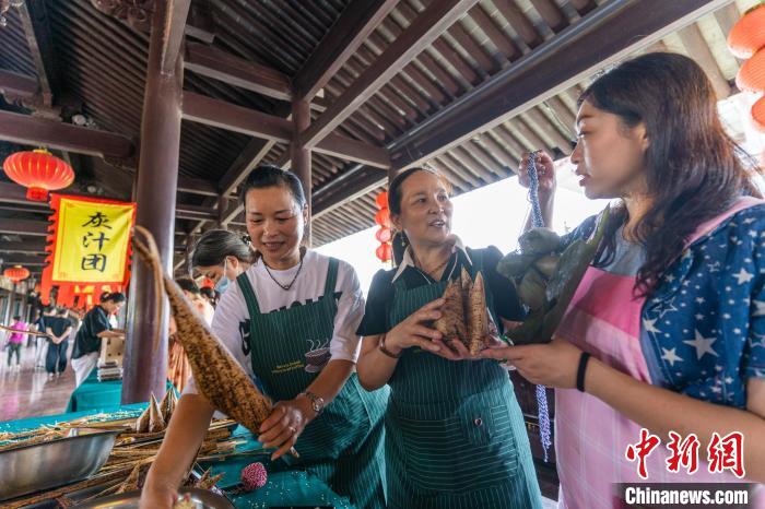 包粽子現(xiàn)場?！⌒弥?攝