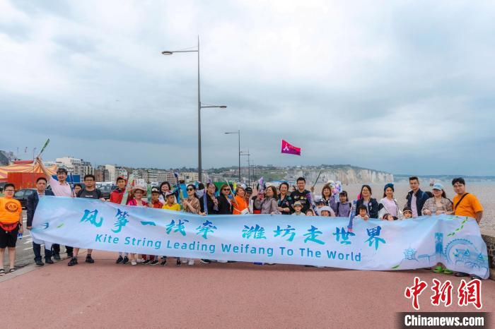 當?shù)貢r間6曰18日，“法國風箏之都”迪耶普舉辦中國風箏體驗活動。圖為風箏愛好者們合影。　主辦方供圖