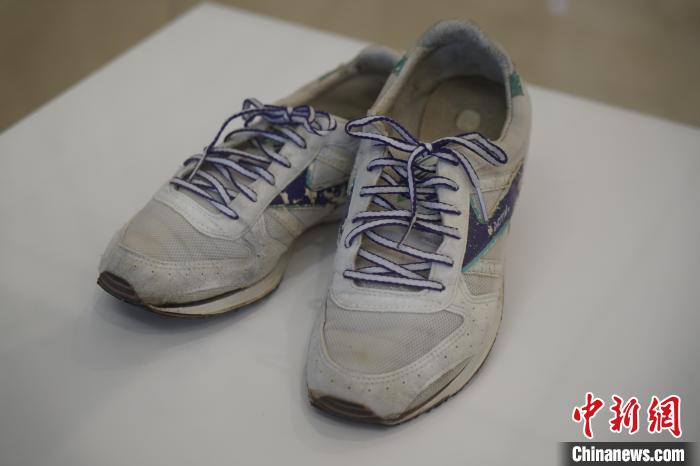 圖為展出的韓國前總統(tǒng)金泳三曾使用的慢跑鞋?！⑿?攝