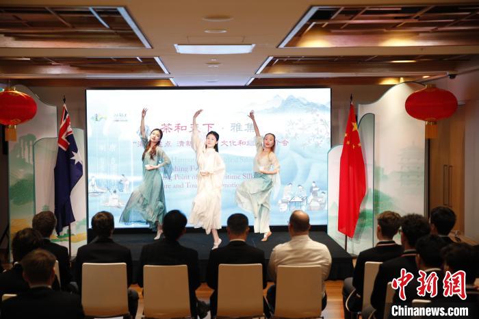 澳大利亞悉尼中學(xué)生參加“茶和天下”雅集文化體驗(yàn)活動(dòng)。圖為悉尼夕月組合的茶舞表演《福茶香飄》?！☆檿r(shí)宏 攝