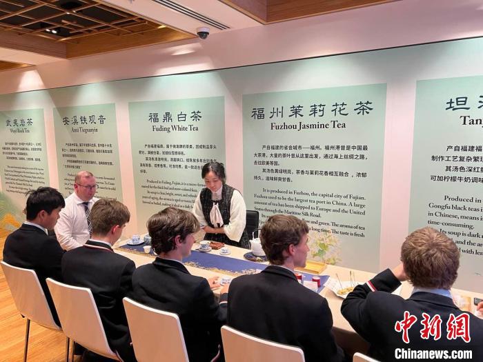 澳大利亞悉尼中學(xué)生參加“茶和天下”雅集文化體驗(yàn)活動(dòng)?！☆檿r(shí)宏 攝