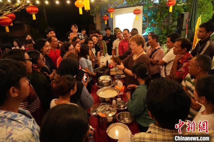 現(xiàn)場(chǎng)包粽子教學(xué)。陶暹光攝